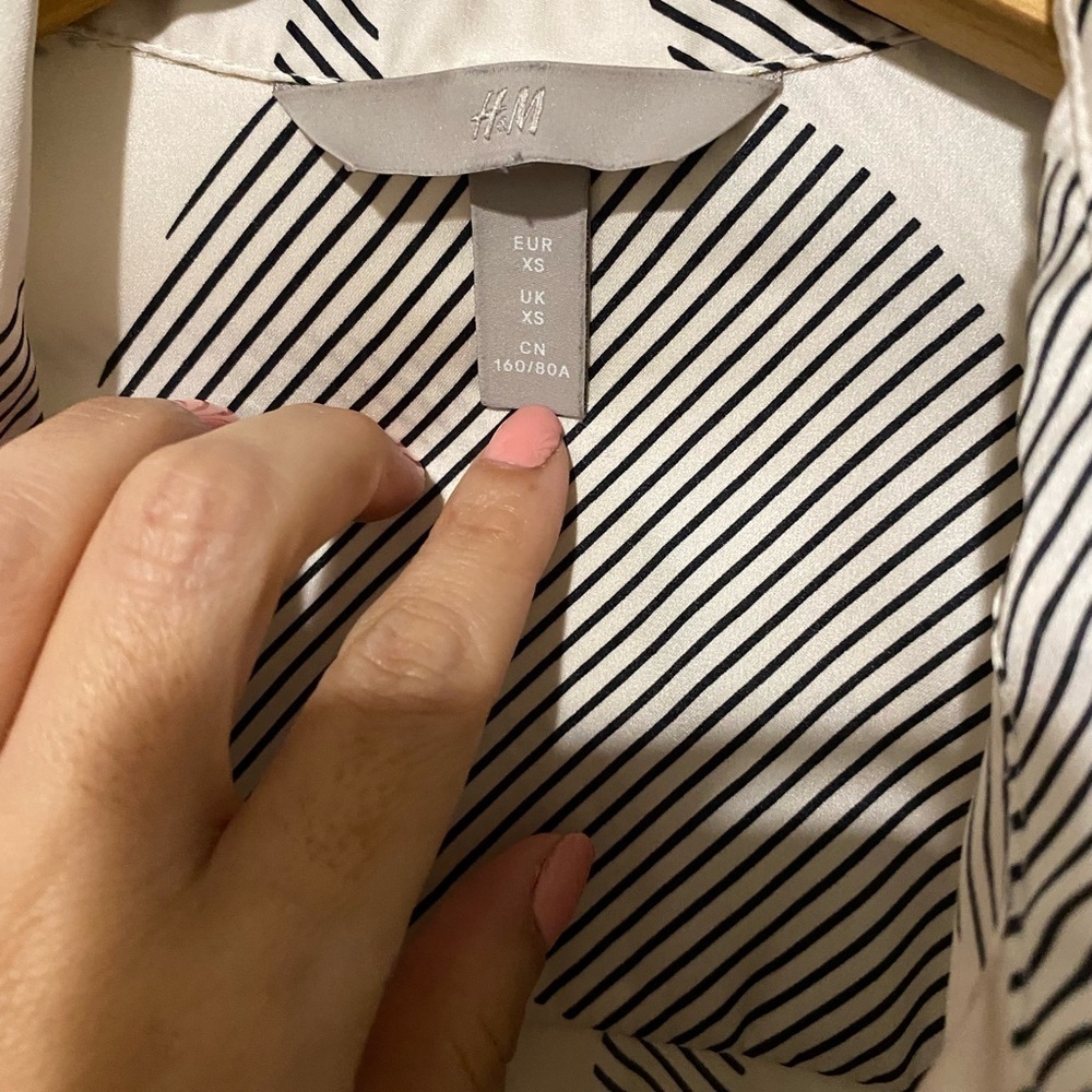 Set of two Button-Up Shirt H and M, and Worth - Picture 14 of 16
